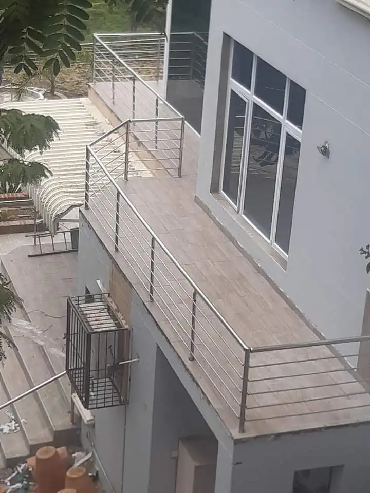 Aluminium balustrade installation